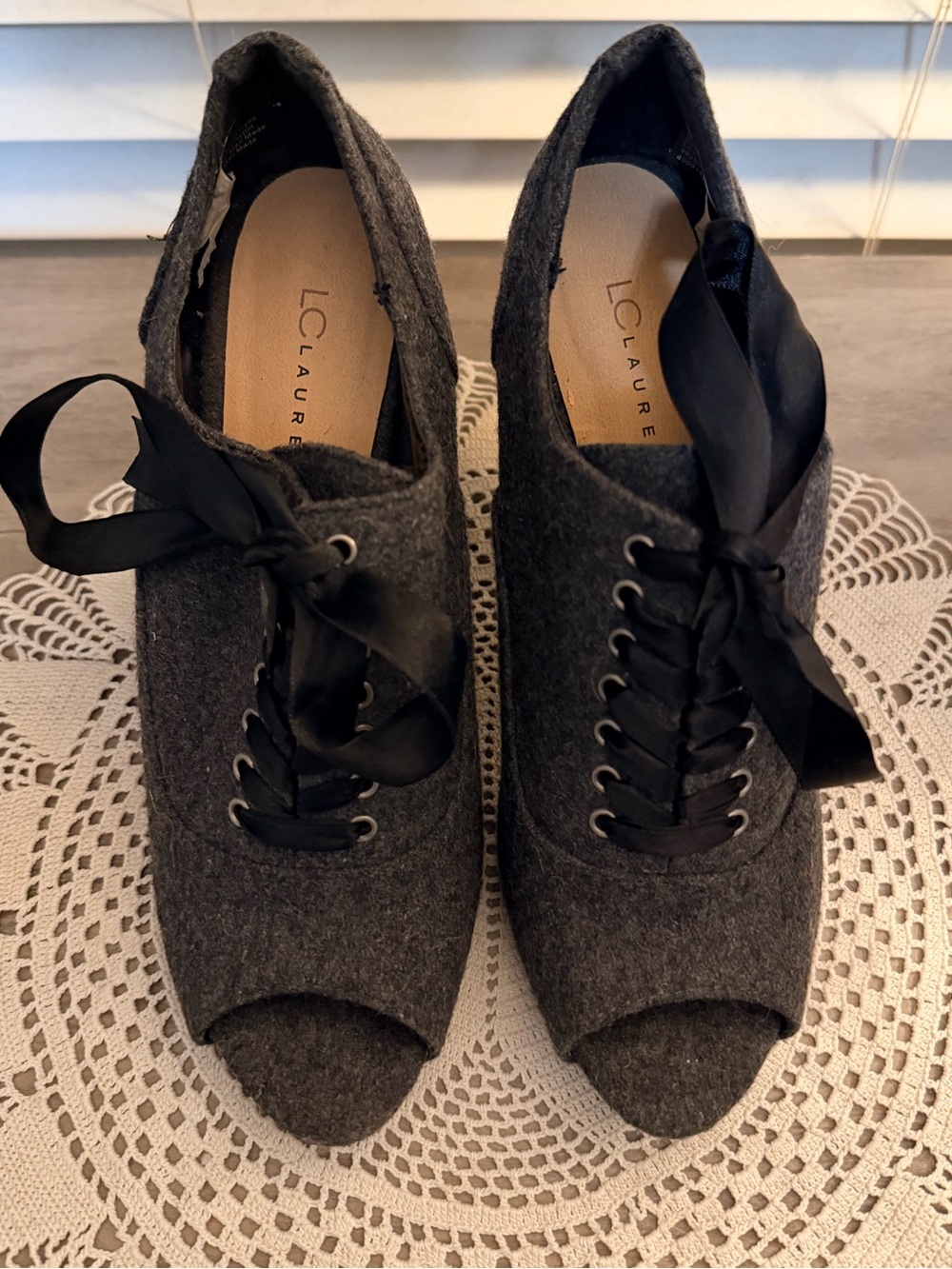 LC Lauren Conrad 2011 Wool Blend Oxford Heels 6.5 Peep Toe Ribbon Lace Coquette